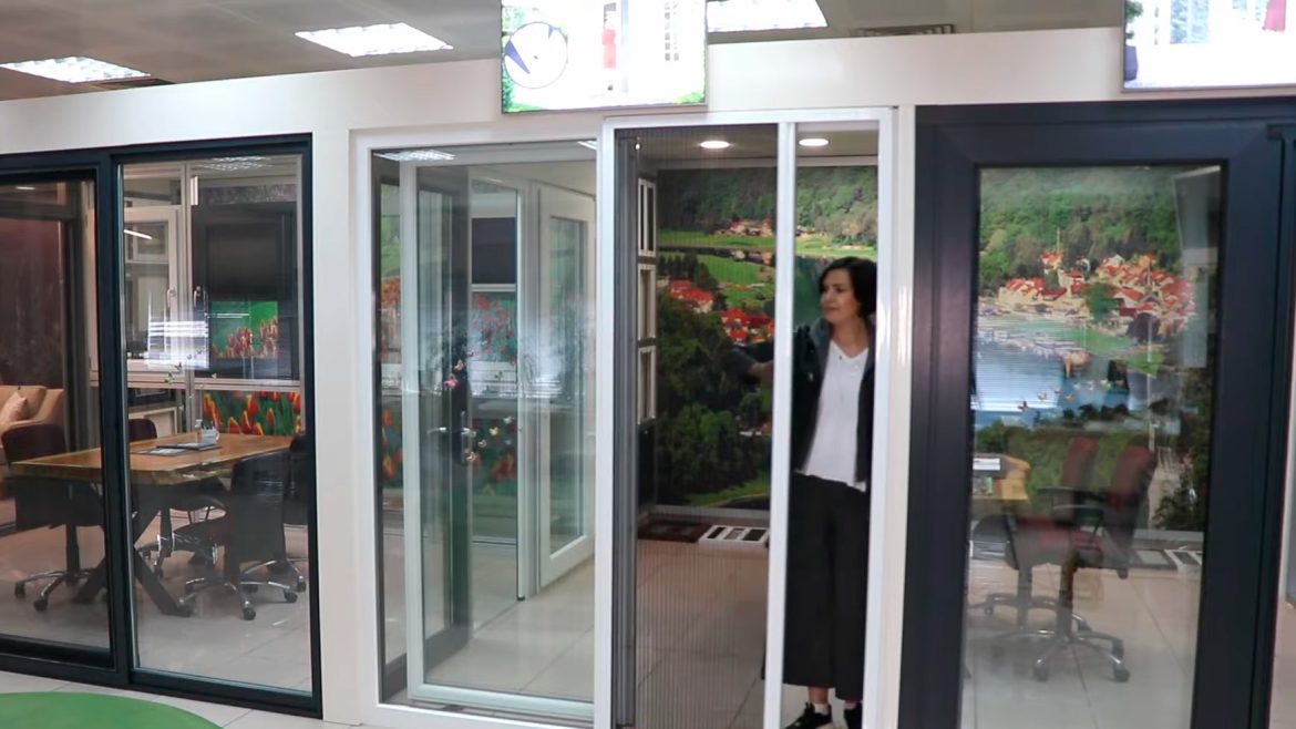 Раздвижная москитная сетка на дверь: как установить и не ошибиться с выбором