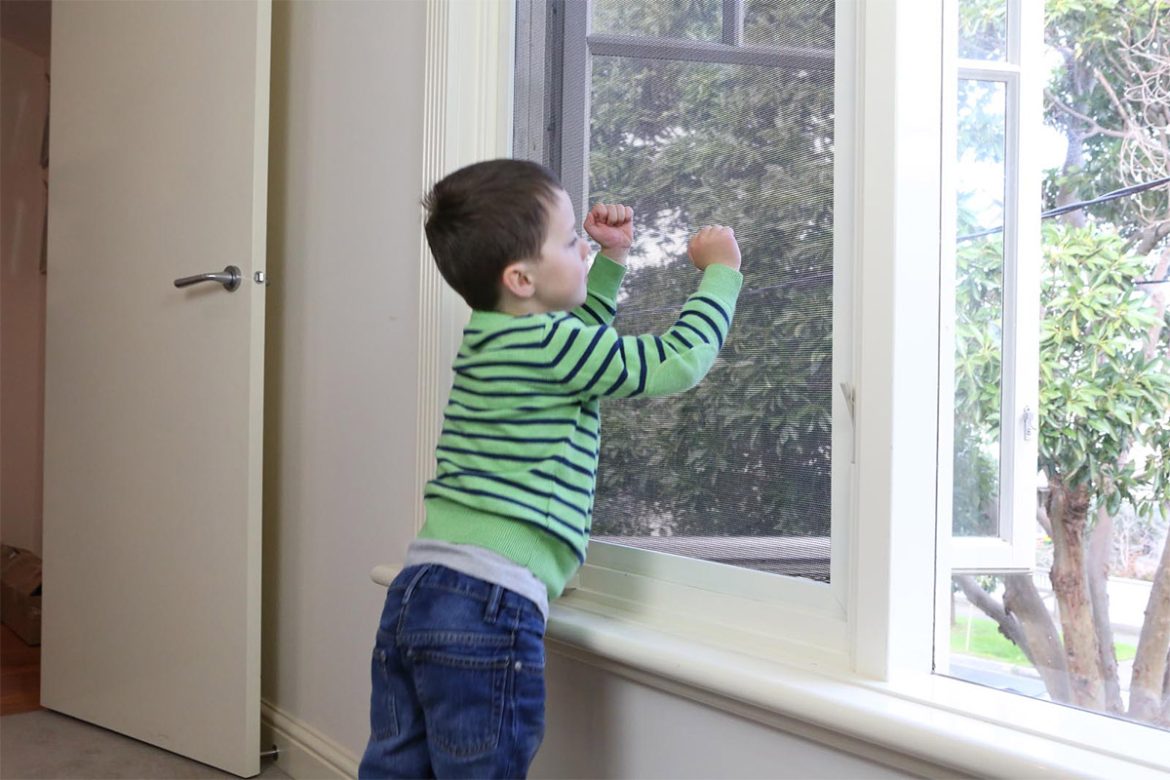 Можно ли ставить москитную сетку в детскую?